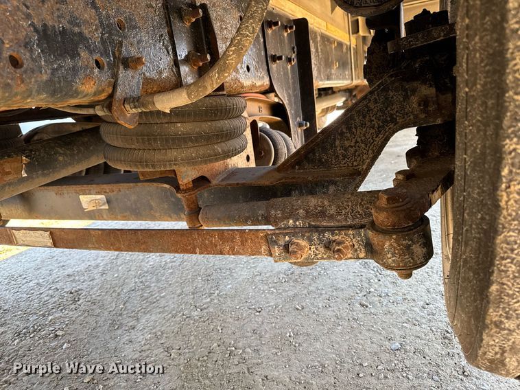 image for item DT0631 2006 International 7300 SBA box truck