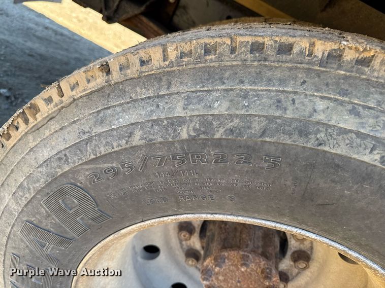 image for item DT0631 2006 International 7300 SBA box truck