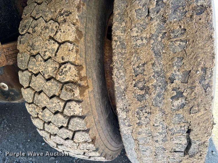 image for item DT0631 2006 International 7300 SBA box truck