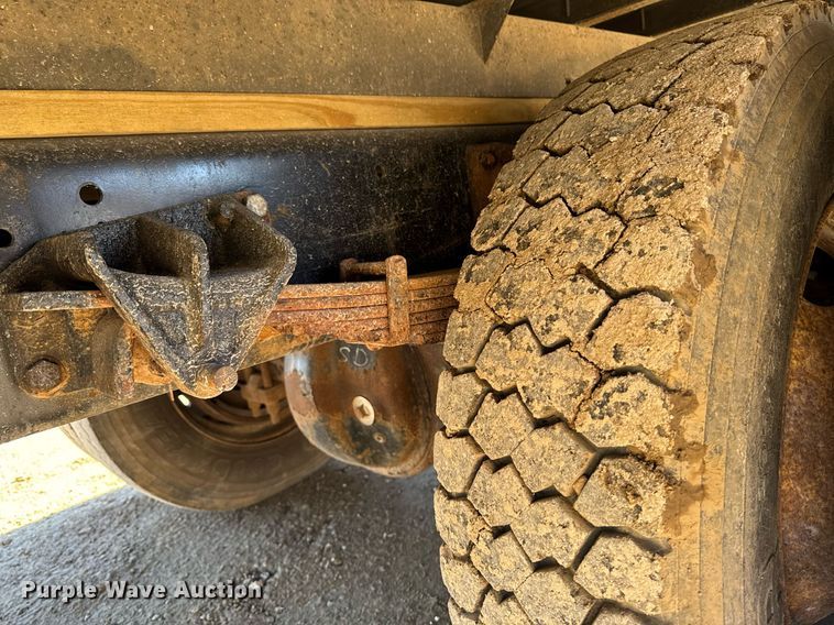 image for item DT0631 2006 International 7300 SBA box truck