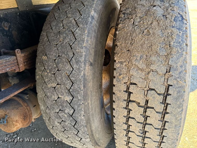 image for item DT0631 2006 International 7300 SBA box truck