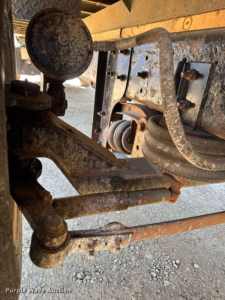 image for item DT0631 2006 International 7300 SBA box truck