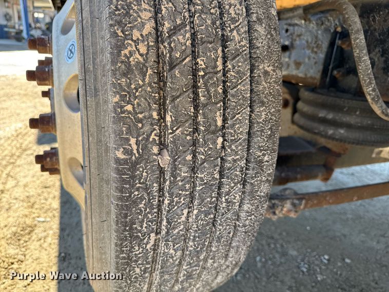 image for item DT0631 2006 International 7300 SBA box truck