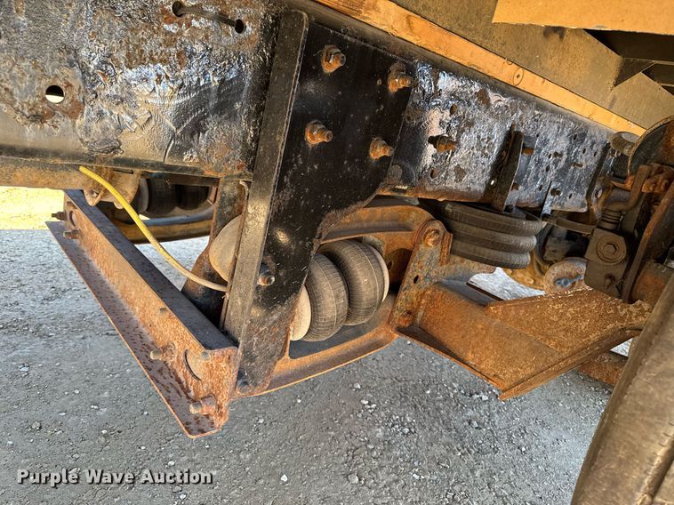 image for item DT0631 2006 International 7300 SBA box truck