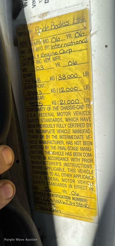 image for item DT0631 2006 International 7300 SBA box truck