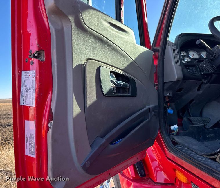 image for item DT0632 2013 International ProStar Plus 122 semi truck