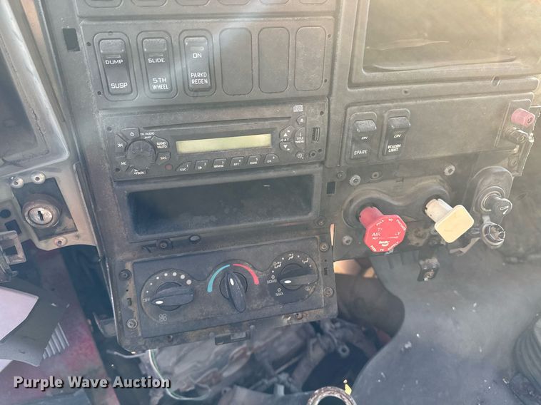 image for item DT0632 2013 International ProStar Plus 122 semi truck