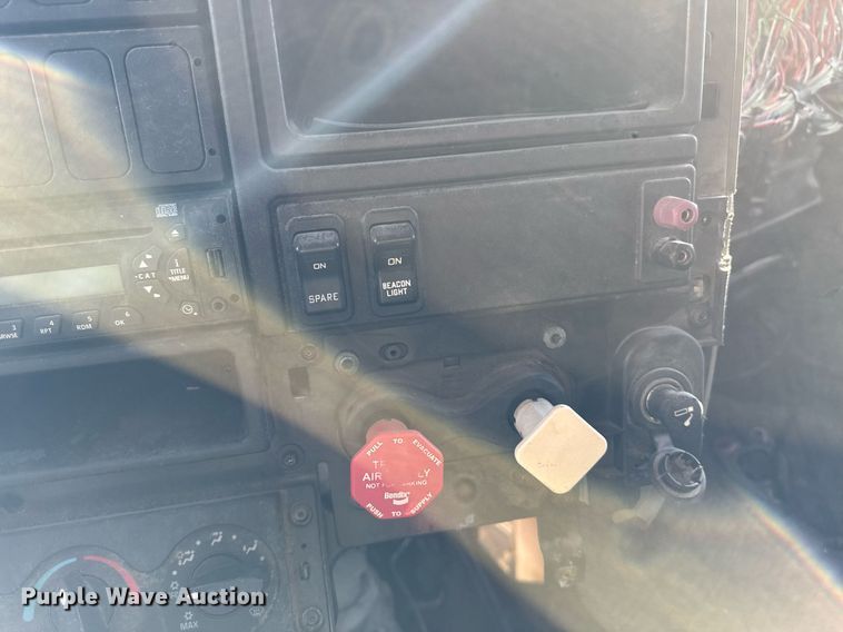 image for item DT0632 2013 International ProStar Plus 122 semi truck