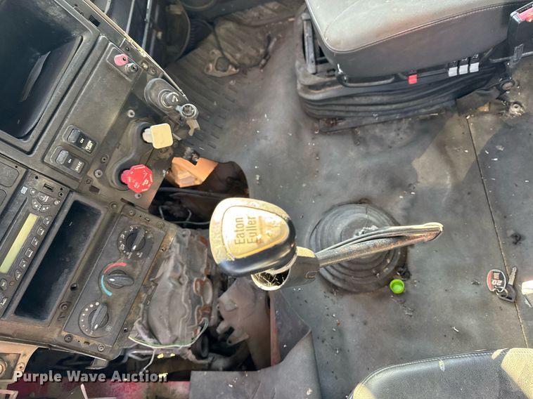 image for item DT0632 2013 International ProStar Plus 122 semi truck