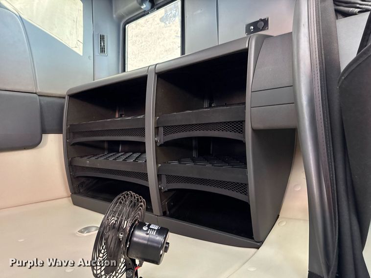 image for item DT0632 2013 International ProStar Plus 122 semi truck