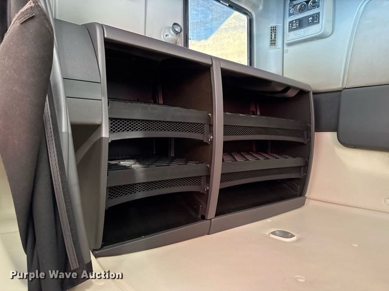 image for item DT0632 2013 International ProStar Plus 122 semi truck