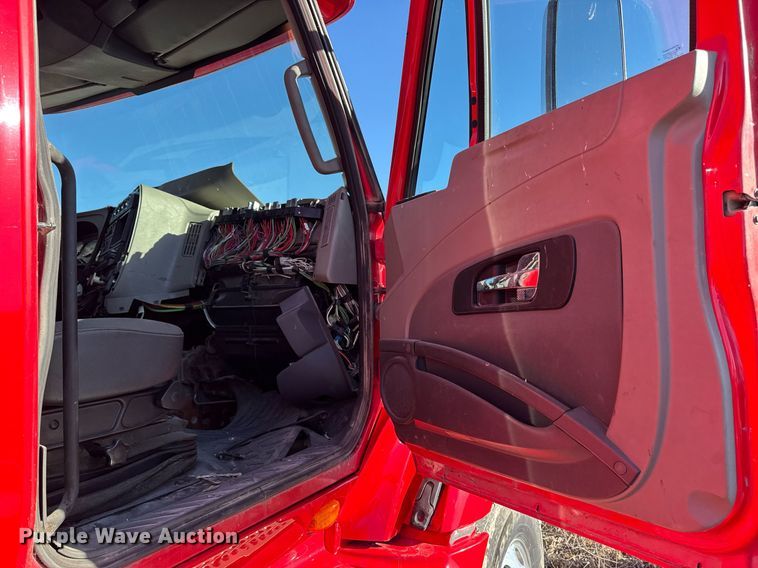 image for item DT0632 2013 International ProStar Plus 122 semi truck