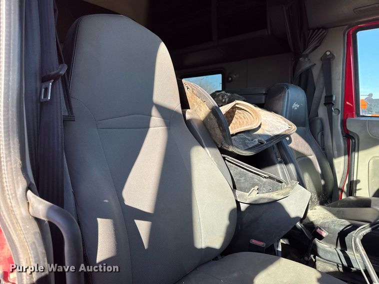 image for item DT0632 2013 International ProStar Plus 122 semi truck