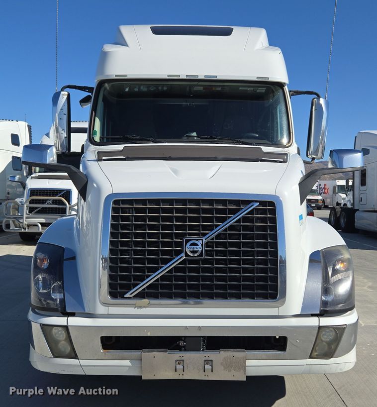 image for item DT7048 2016 Volvo VN semi truck