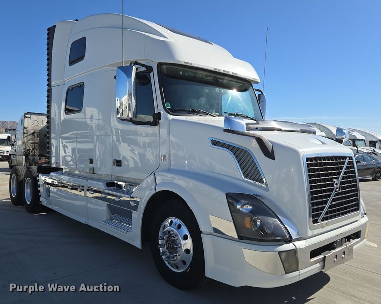 image for item DT7048 2016 Volvo VN semi truck