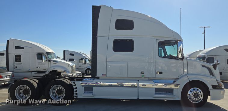 image for item DT7048 2016 Volvo VN semi truck