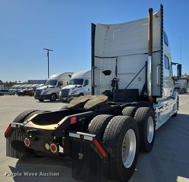 image for item DT7048 2016 Volvo VN semi truck