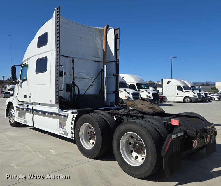 image for item DT7048 2016 Volvo VN semi truck