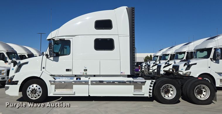 image for item DT7048 2016 Volvo VN semi truck