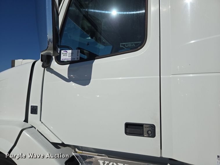 image for item DT7048 2016 Volvo VN semi truck