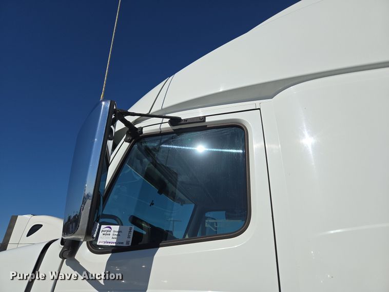 image for item DT7048 2016 Volvo VN semi truck