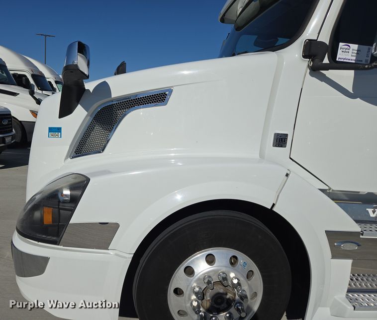 image for item DT7048 2016 Volvo VN semi truck