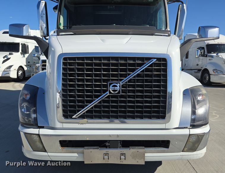image for item DT7048 2016 Volvo VN semi truck