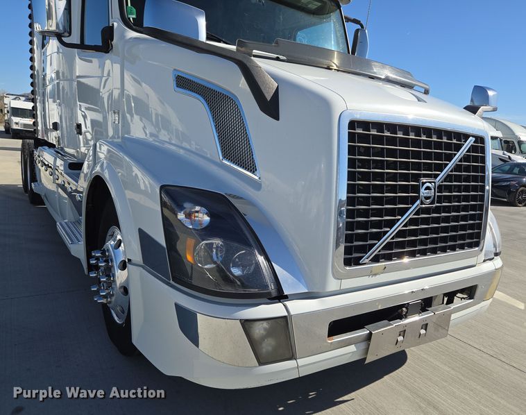 image for item DT7048 2016 Volvo VN semi truck