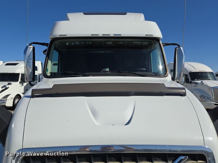 image for item DT7048 2016 Volvo VN semi truck