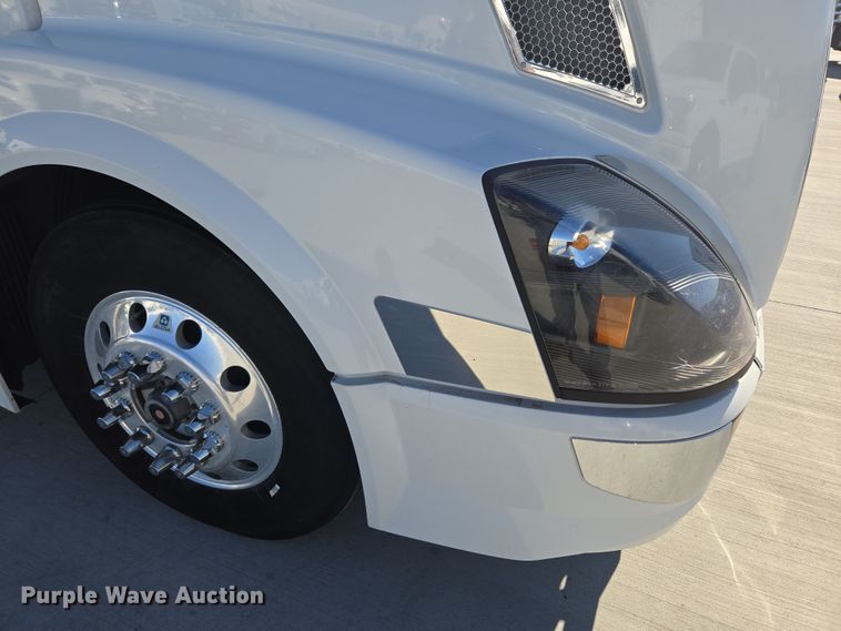 image for item DT7048 2016 Volvo VN semi truck