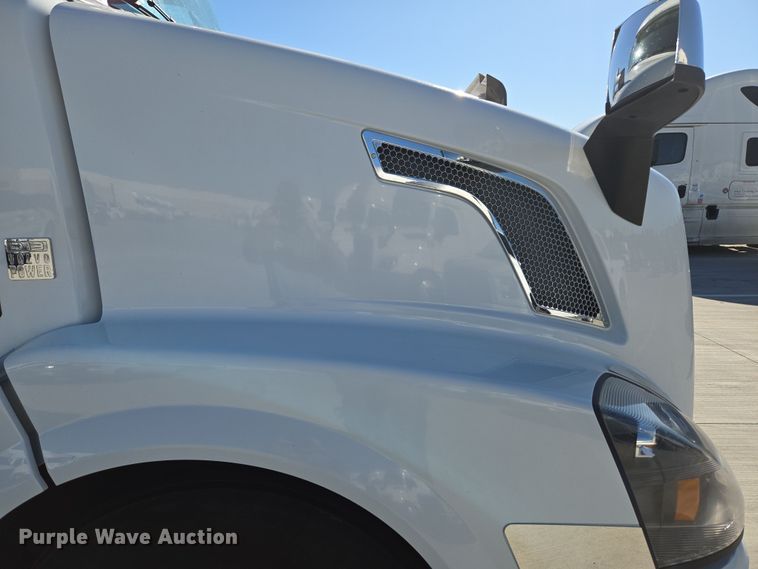 image for item DT7048 2016 Volvo VN semi truck