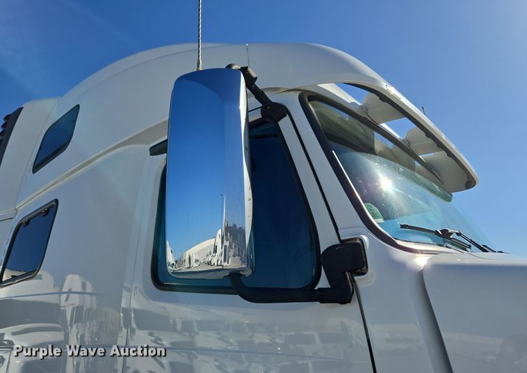 image for item DT7048 2016 Volvo VN semi truck