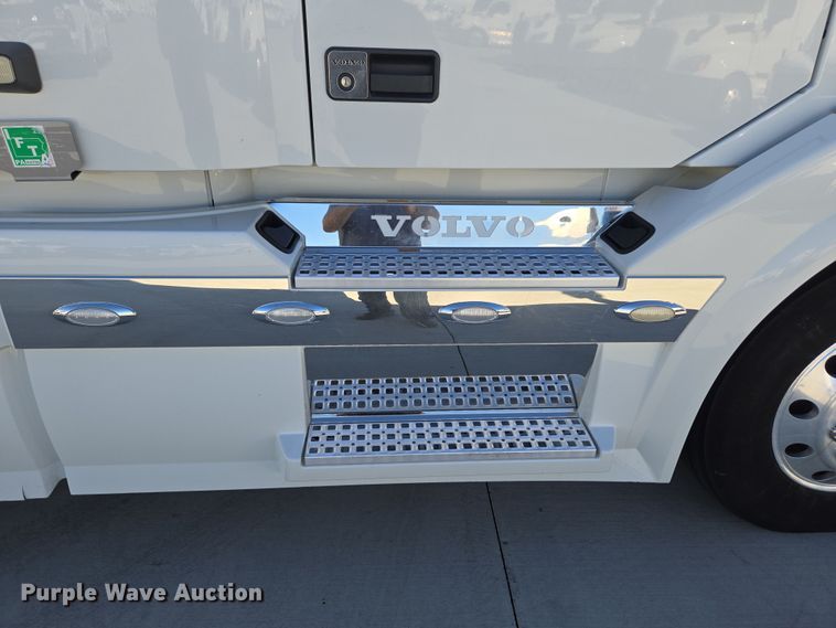 image for item DT7048 2016 Volvo VN semi truck