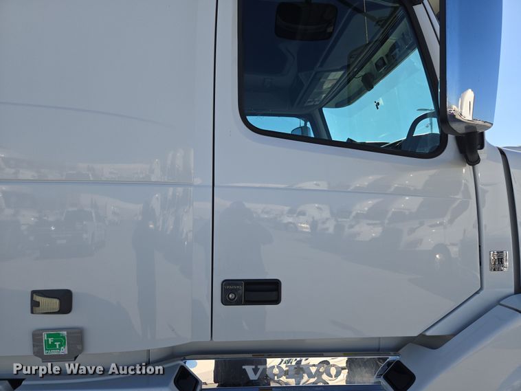 image for item DT7048 2016 Volvo VN semi truck