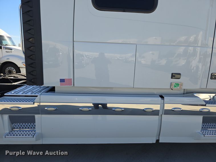 image for item DT7048 2016 Volvo VN semi truck