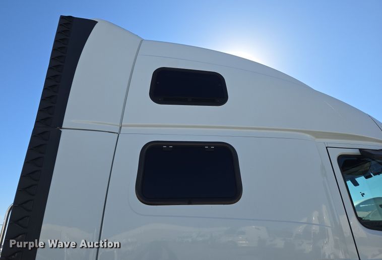 image for item DT7048 2016 Volvo VN semi truck