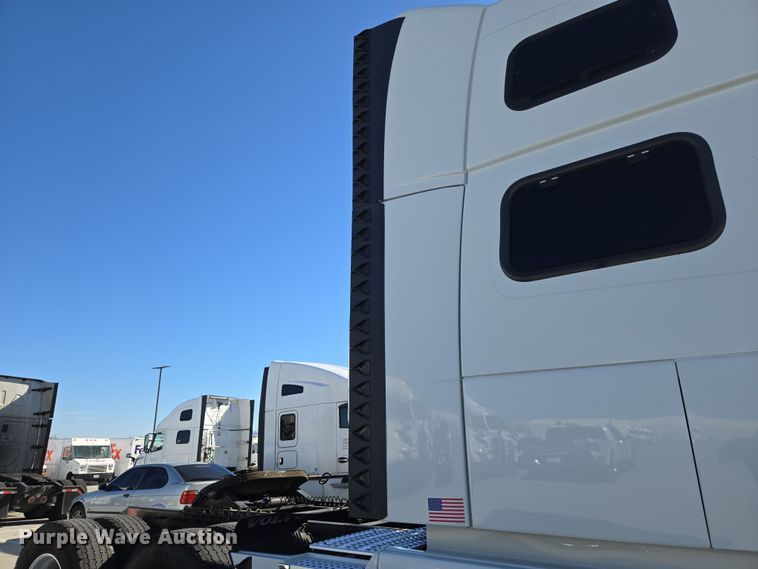 image for item DT7048 2016 Volvo VN semi truck