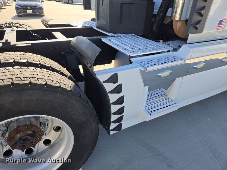 image for item DT7048 2016 Volvo VN semi truck