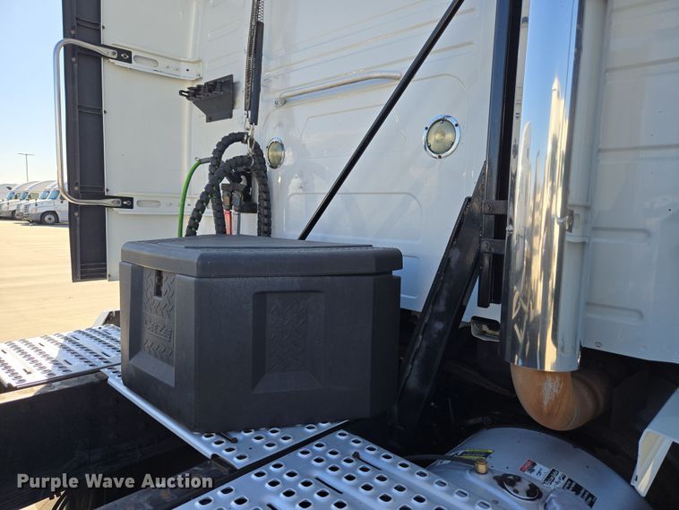 image for item DT7048 2016 Volvo VN semi truck