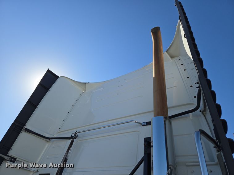 image for item DT7048 2016 Volvo VN semi truck