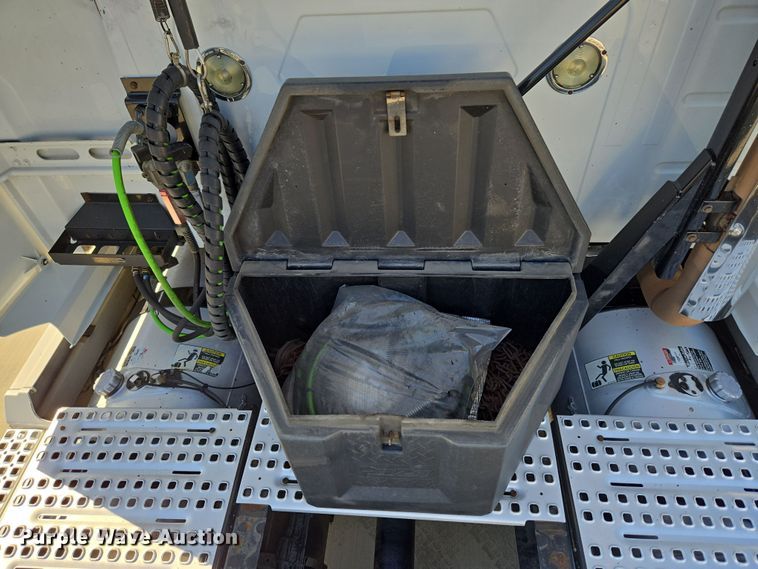 image for item DT7048 2016 Volvo VN semi truck