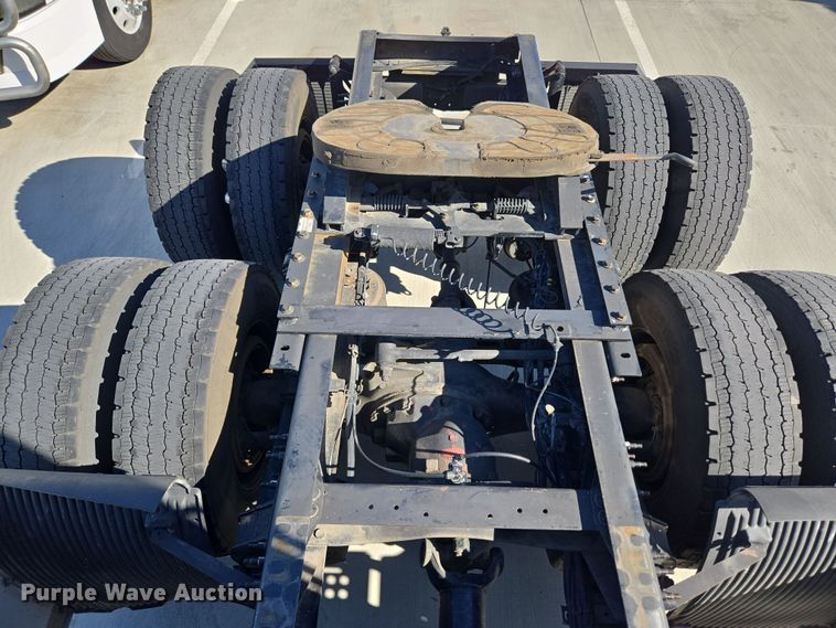 image for item DT7048 2016 Volvo VN semi truck