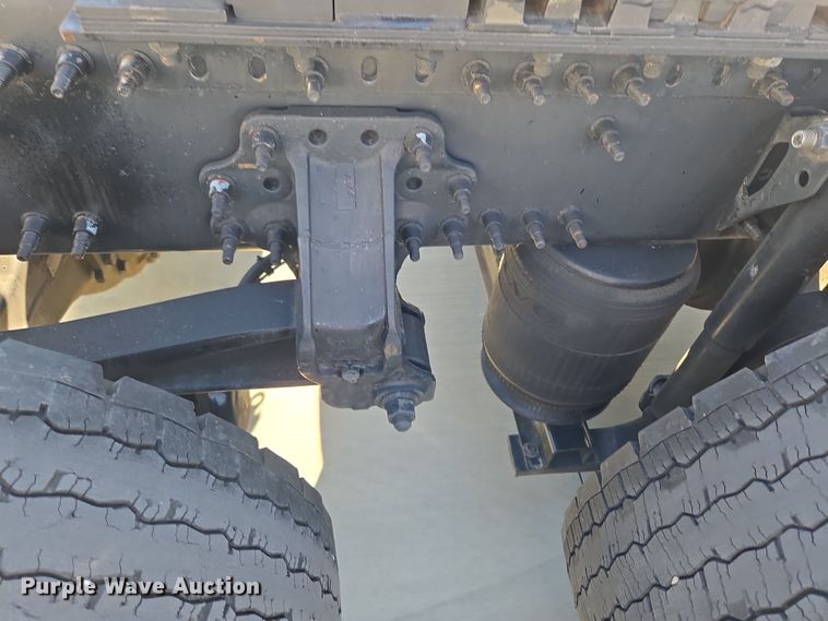 image for item DT7048 2016 Volvo VN semi truck