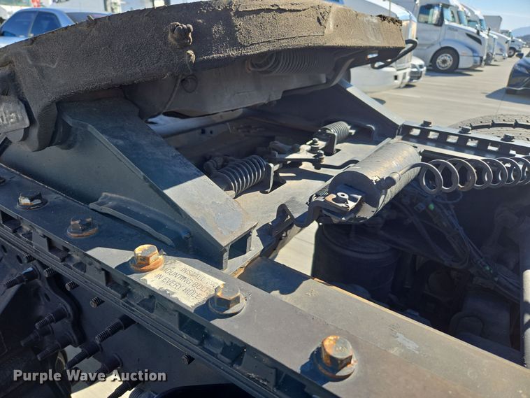 image for item DT7048 2016 Volvo VN semi truck