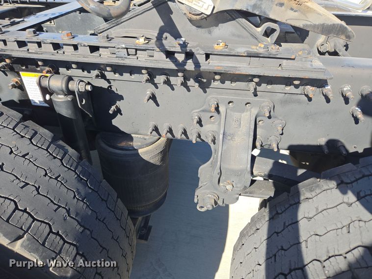 image for item DT7048 2016 Volvo VN semi truck