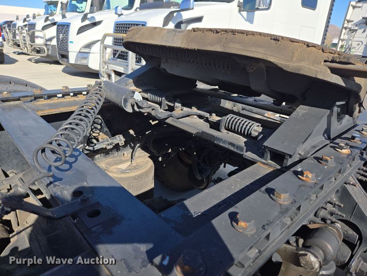 image for item DT7048 2016 Volvo VN semi truck