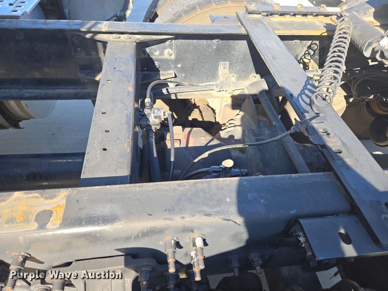 image for item DT7048 2016 Volvo VN semi truck