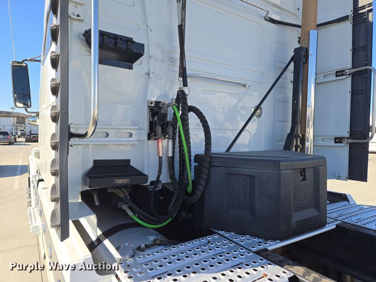 image for item DT7048 2016 Volvo VN semi truck