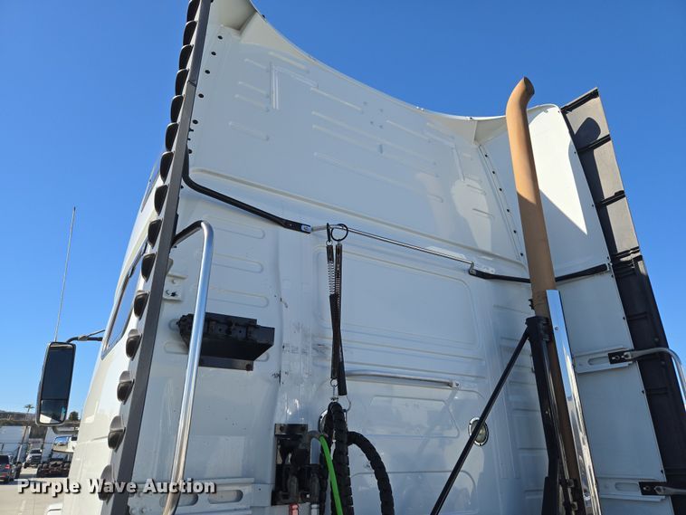 image for item DT7048 2016 Volvo VN semi truck