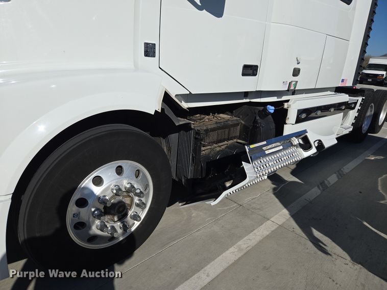 image for item DT7048 2016 Volvo VN semi truck